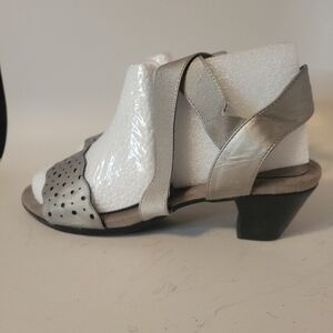 Soft Comfort Footbed Elegant Metallic Leather Heeled Sandals